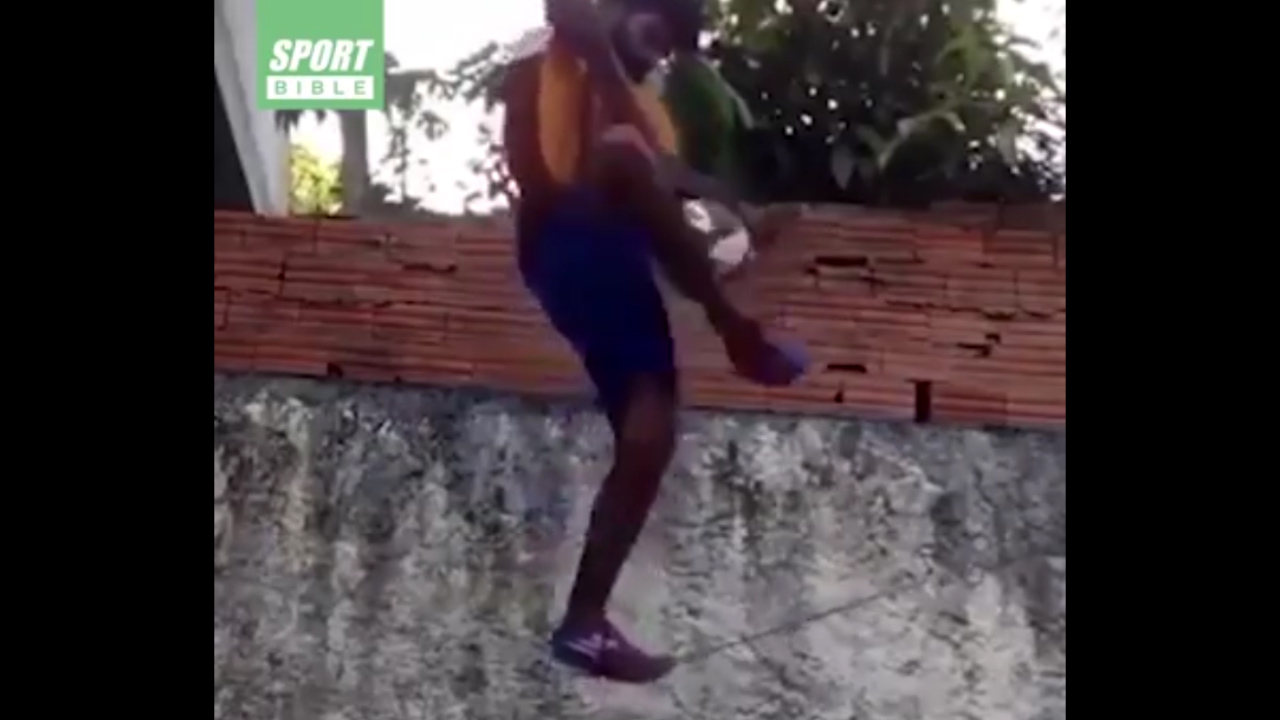 Siêu dị: Vừa tâng bóng trên dây, vừa chơi đàn