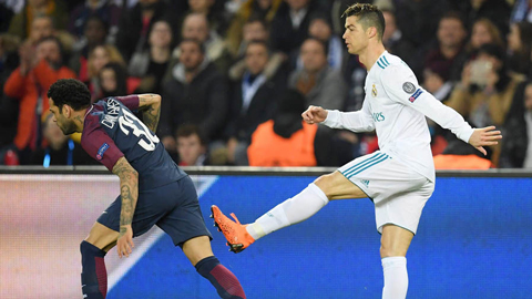 Ronaldo vung tay vào mặt rồi đá Alves