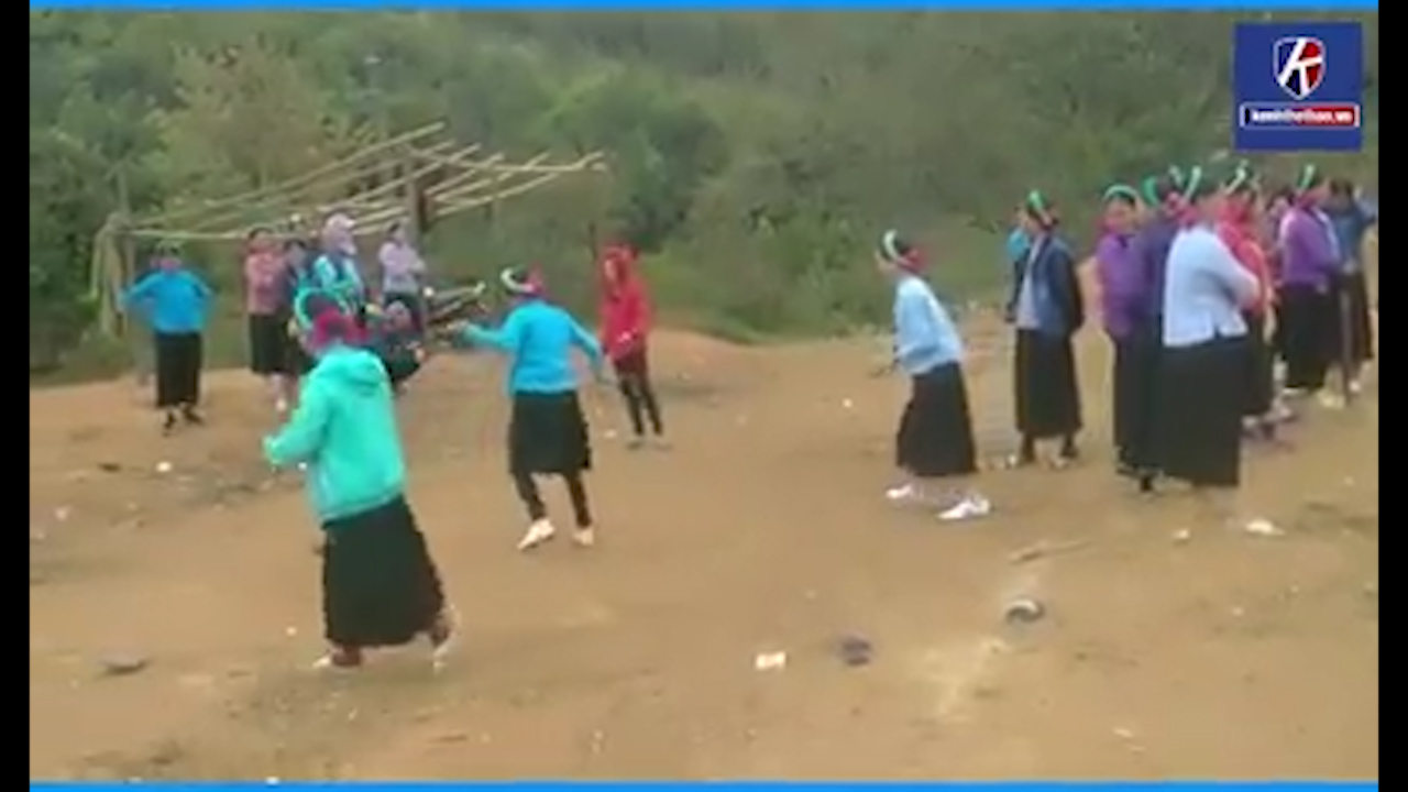 Khi các chị em vùng cao ra sân đá bóng