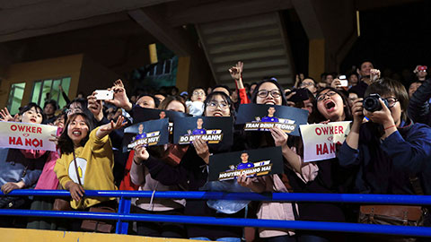 Sân Hàng Đẫy mở hội, khán giả phát cuồng về tuyển thủ U23