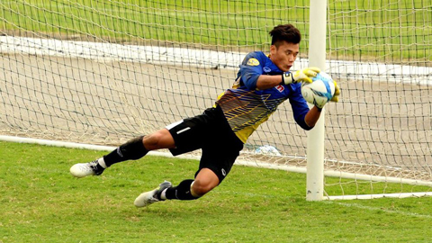 Thủ môn Tiến Dũng cứu thua như De Gea trước Bali United