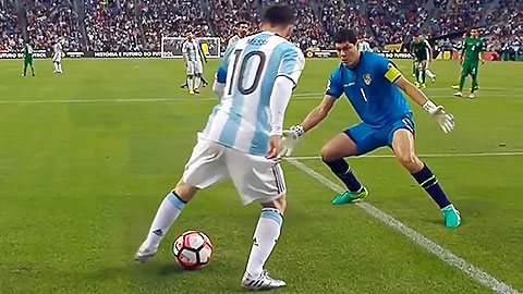 Những bàn thắng xỏ háng thủ môn của Messi