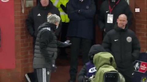 Mourinho đá tuyết vào trợ lý trọng tài