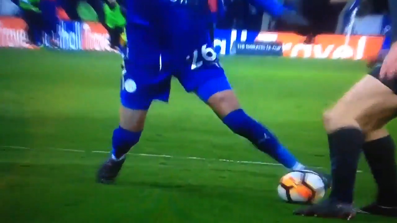 Mahrez lừa bóng cực lầy trước Alonso