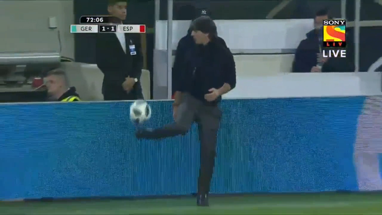 HLV Joachim Low tâng bóng ở đường pitch