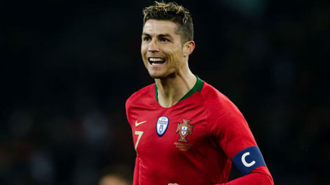 Ronaldo đảo chân, giật gót xâu kim không tưởng trước cầu thủ Ai Cập