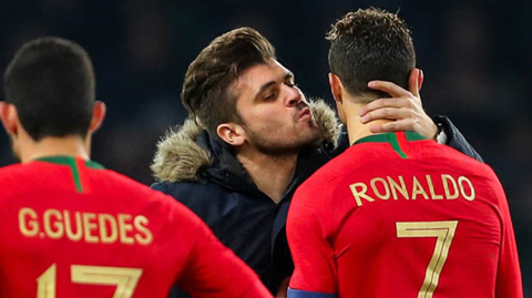 Fan cuồng lao vào sân hôn Ronaldo