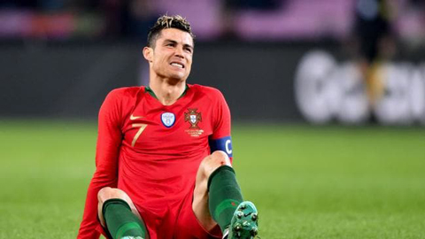 Ronaldo ăn vạ thô thiển trước Hà Lan