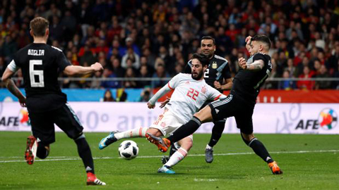 Isco đùa giỡn với 3 hậu vệ Argentina