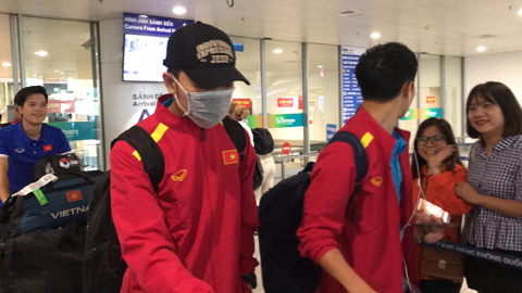 Xuân Trường, Công Phượng đeo khẩu trang 'né' fan nữ