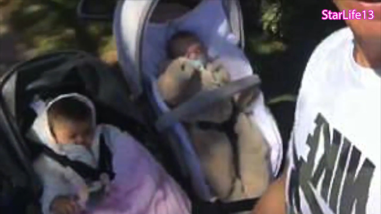 Ronaldo đưa bạn gái và ba con đi dạo