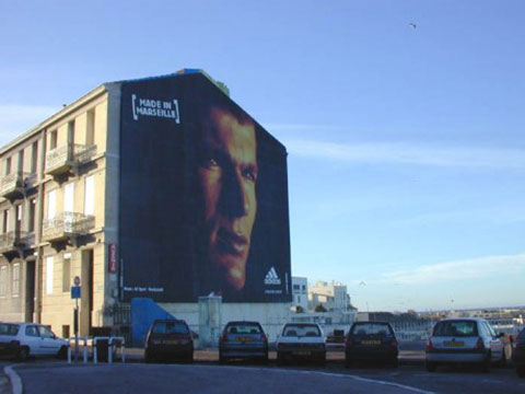 Ảnh chân dung khổng lồ của Zidane tại La Corniche (Marseille)