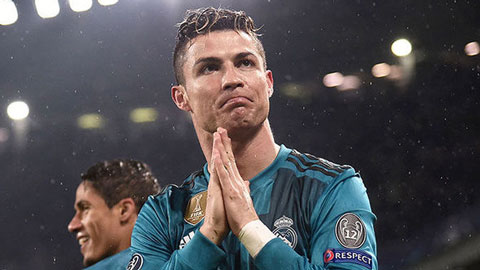 Ronaldo chắp tay cúi đầu khi CĐV Juve tán dương anh