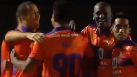 Sao Thái League sút phạt ghi bàn từ giữa sân