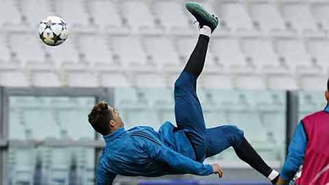 Ronaldo tập móc bóng trước trận gặp Juventus