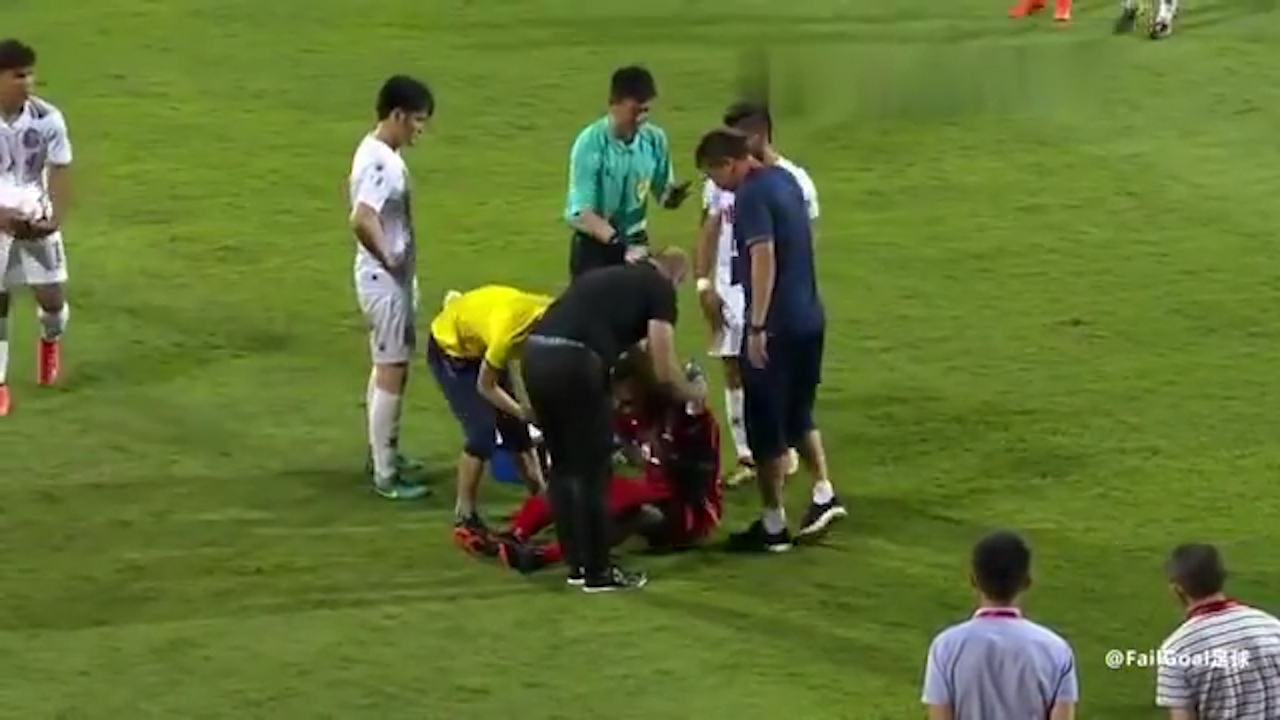 HLV cứu một cầu thủ thoát chết trên sân