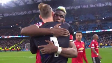 Pogba ôm cảm ơn De Gea sau chiến thắng