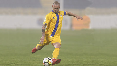 Wesley Sneijder lại vẽ bóng đẹp mắt từ quả đá phạt tại Qatar