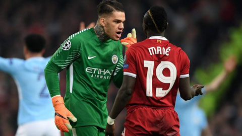 Vì sao thủ thành Ederson lao vào đẩy Mane tới 4 lần