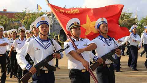 Giữa Trường Sa hát mãi khúc quân hành