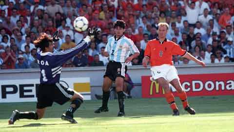 Tiếng vọng World Cup 1998: Cú vẩy má lưu danh thiên cổ của Dennis Bergkamp