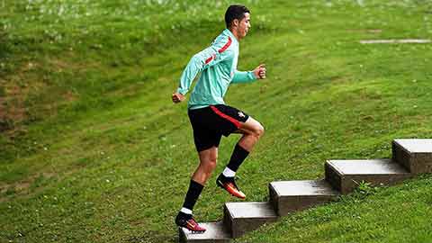 Để trở thành siêu sao, Ronaldo và Messi đã tập luyện thế nào