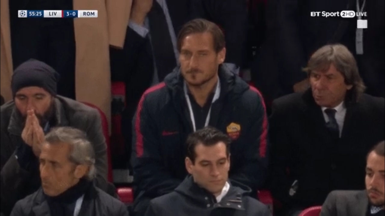 Totti và fan thở dài ngao ngán khi Roma thua thảm trước Liverpool