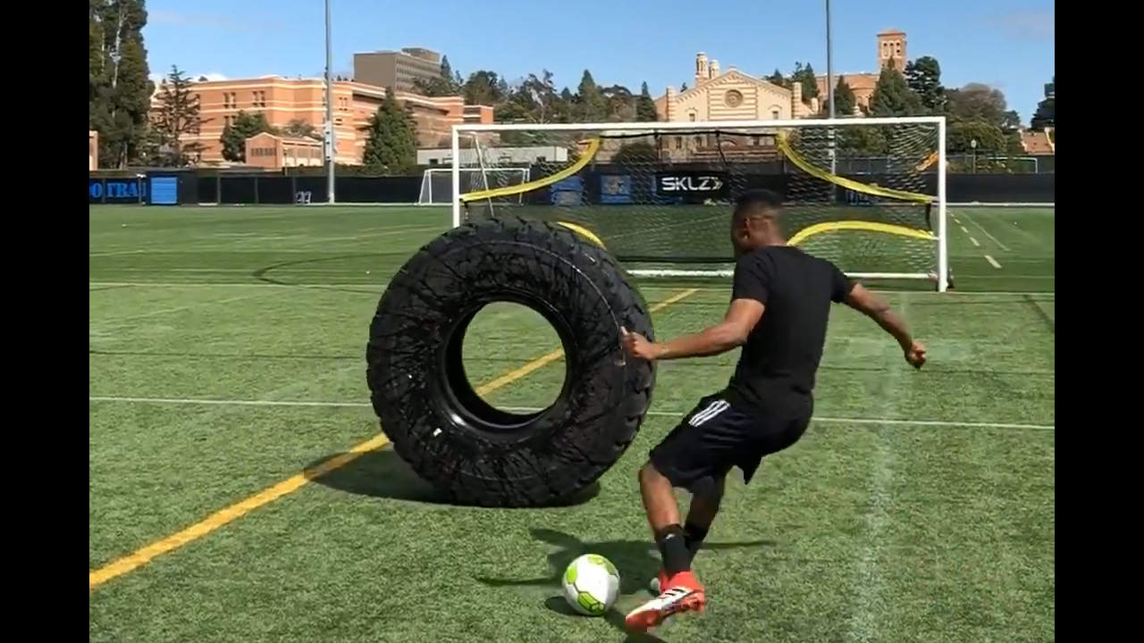 Sút bóng trúng gôn khi qua những chướng ngại vật 