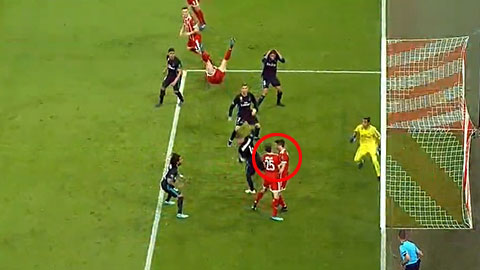 Lewandowski và Muller lao vào nhau làm mất bàn thắng