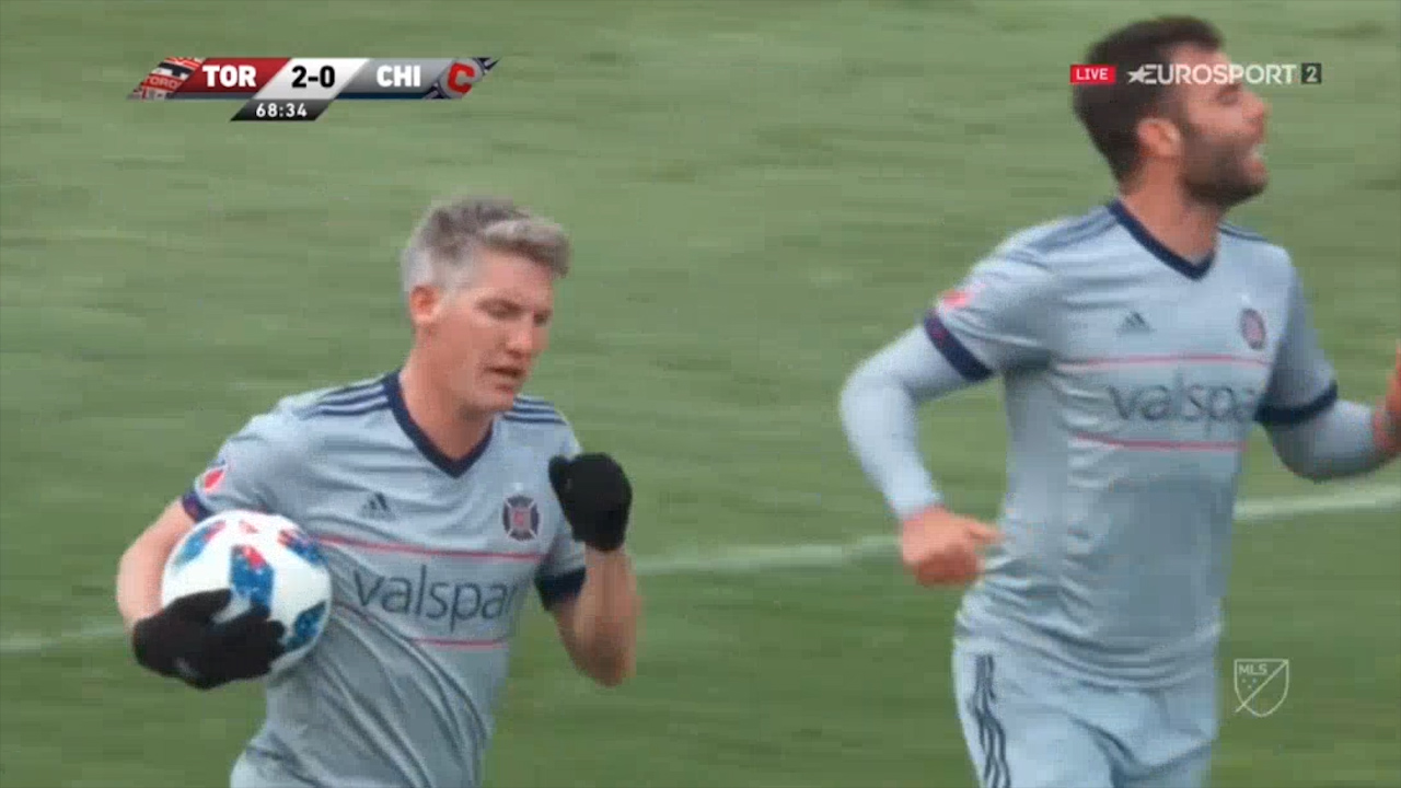 Bastian Schweinsteiger đánh đầu tung lưới Toronto 