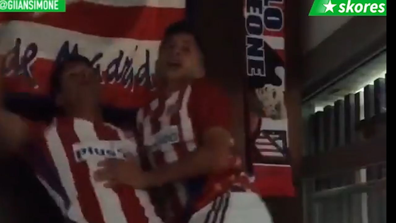 Hai con HLV Simeone ôm nhau ăn mừng khi Griezmann ghi bàn