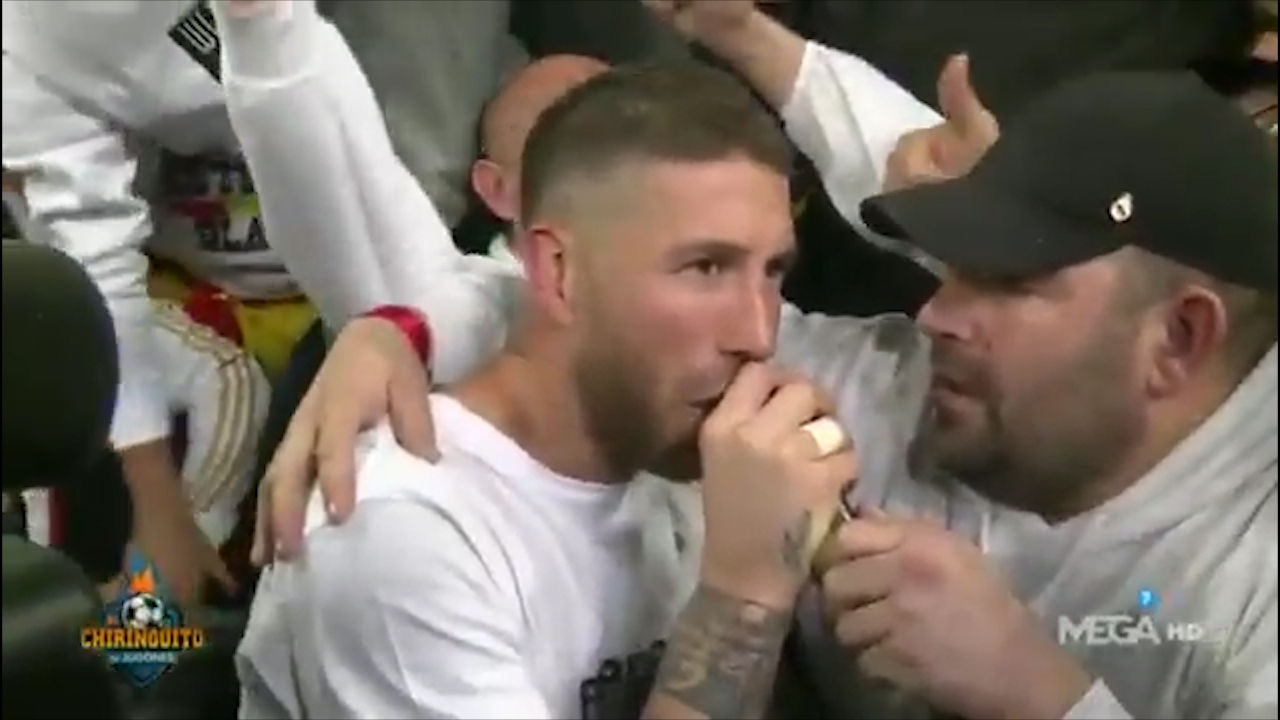 Ramos xuống sân hát mừng cùng fan Real sau trận