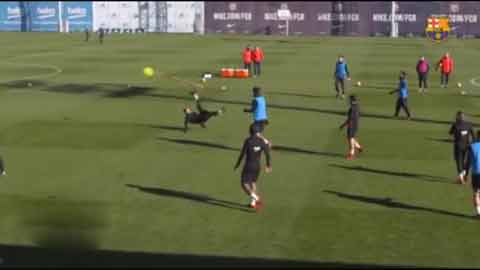Messi ghi bàn xe đạp chổng ngược trong buổi tập 