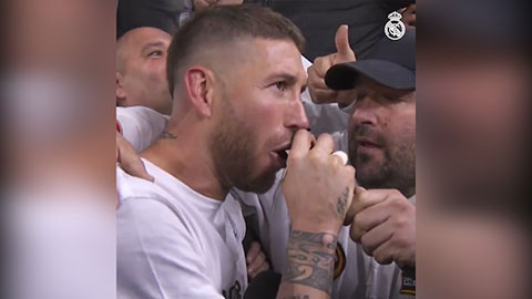 Sergio Ramos thể hiện tài ca hát với các CĐV Real