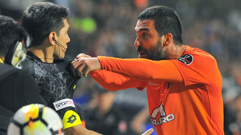 Arda Turan hung hăng đẩy ngã trọng tài