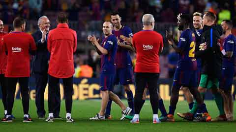 Barca nhờ nhân viên làm hàng rào vinh danh