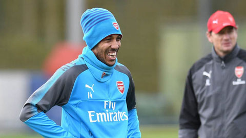 Aubameyang bị Wilshere xỏ háng trên sân tập