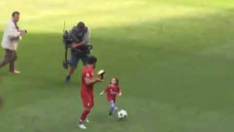 Con gái Salah nghịch bóng dễ thương trên sân