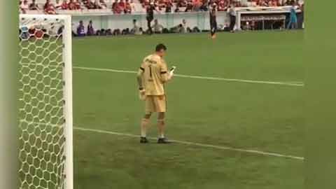 Thủ môn thản nhiên dùng điện thoại nhắn tin trong khi bắt bóng