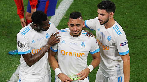 Payet bật khóc khi buộc phải rời sân