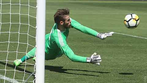 Những pha cứu thua dị nhất trên sân cỏ