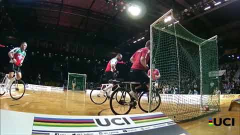 Khi đá bóng bằng xe đạp lên ngôi