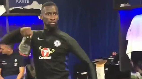 Cầu thủ Chelsea lắc hông ăn mừng chức vô địch trong phòng thay đồ