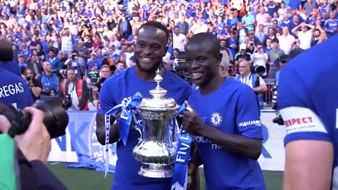 Niềm vui của các cầu thủ Chelsea khi giành được Cúp FA