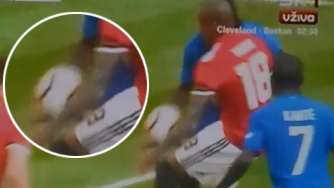 Mổ băng: Trọng tài bỏ qua quả penalty mười mươi cho Chelsea