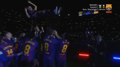 Toàn bộ cầu thủ Barca mặc áo số 8 và tung hô Iniesta