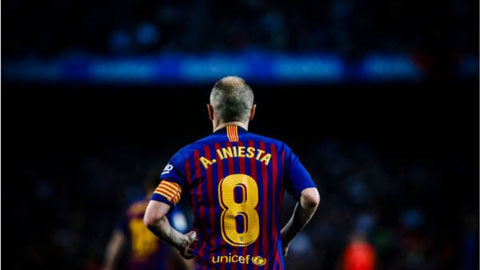 Iniesta dạo bước trên sân bóng đầy kỷ niệm lần cuối