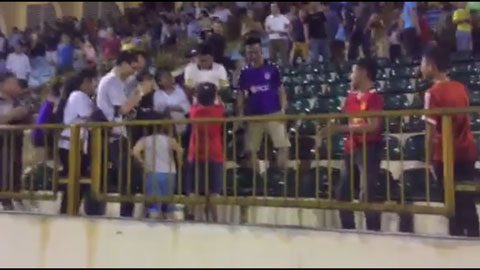 Đức Huy được săn đón dù ngồi trên khán đài