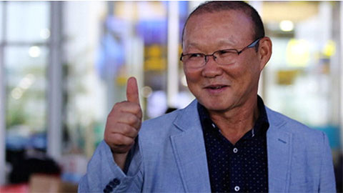 HLV Park Hang Seo bị quây dù ngồi trên khán đài