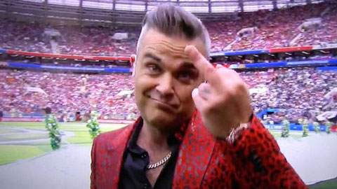 Robbie Williams giơ ngón tay thối vào máy quay ở World Cup